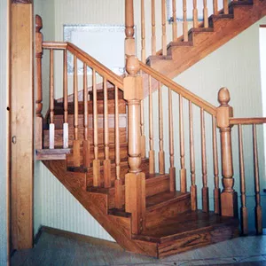 Изготовление и монтаж деревянных лестниц и дверей