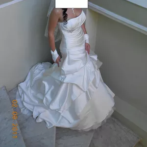 Продам салонное свадебное платье со шлейфом. Не венчанное