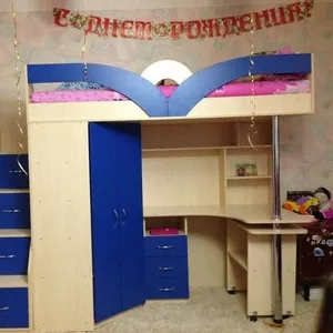 Кровать-чердак с рабочей зоной,  угловым шкафом и лестницей-комодом 