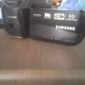 Цифровую видеокамеру SAMSYNG VP-DX105i.