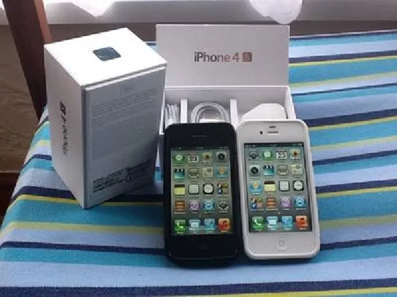 Apple iPhone 4s 64GB white and black