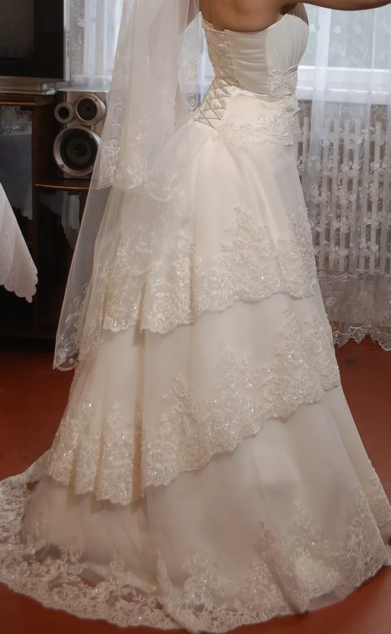 Продам свадебное платье.Размер 44-46.Цена 2500 грн. 4