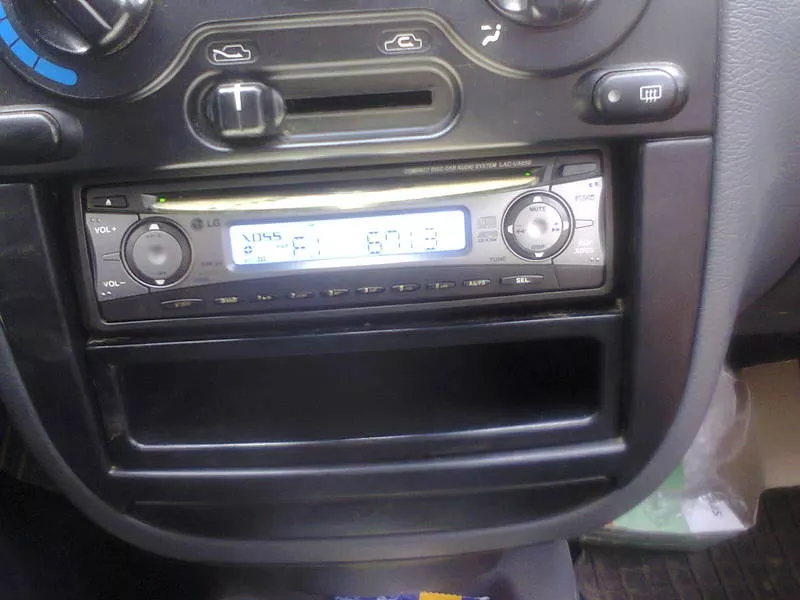 авто магнитофон LG с СД диском, съемная панель,  бу.