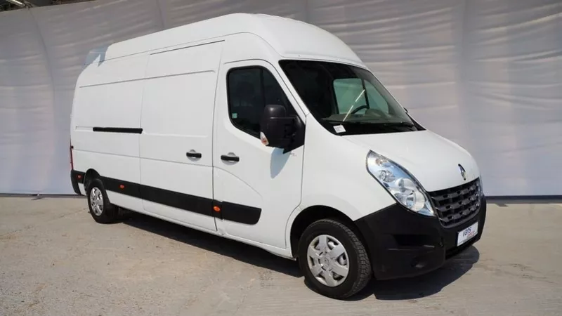 Водитель с личным грузовым микроавтобусом Renault Master 3