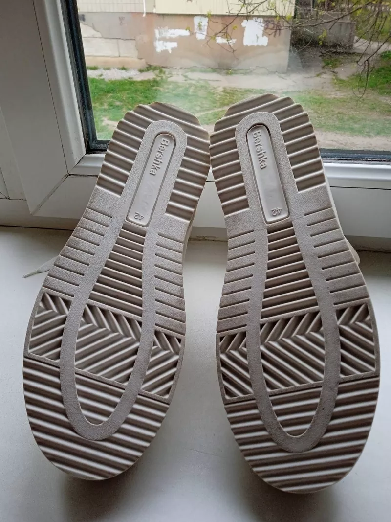 Продам мужские кроссовки Bershka 42 размер,  новые,  1100гр. 4