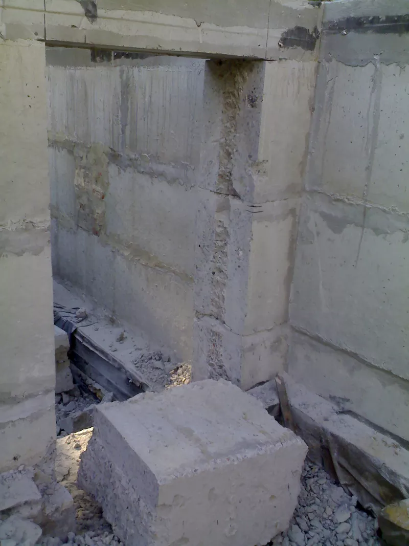 Проемы,  отверстия в фундаментных блоках Демонтаж бетона,  кирпича Харьков 5