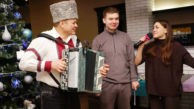 Баянист,  ведущий,  вокалист,  ди-джей,  фотограф все в одном лице
