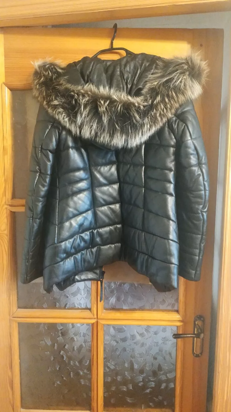 Шкіряна куртка з хутряним коміром